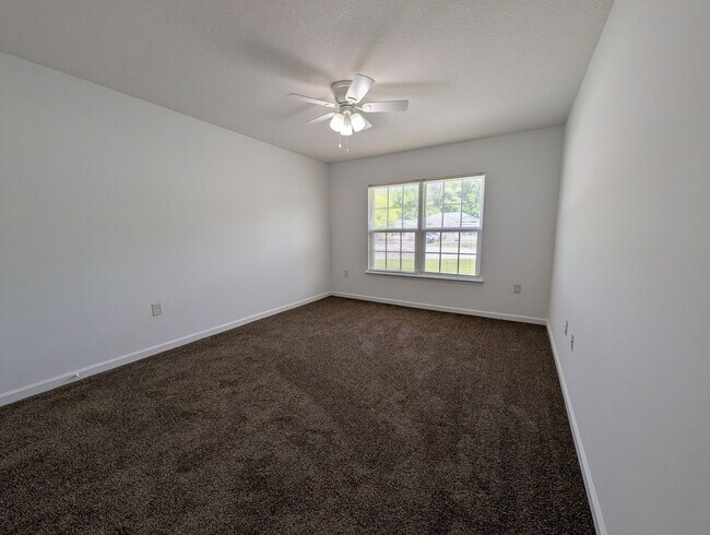 Building Photo - NOW AVAILABLE - 3/2 Duplex on this 12 mo Lease - Conveniently located off Lewis Speedway near St ...