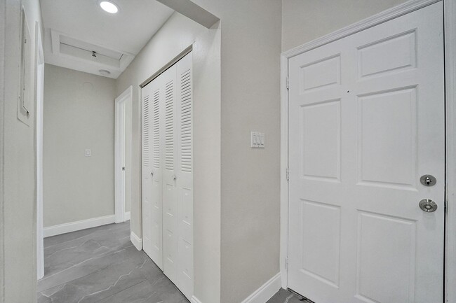 Building Photo - Beautifully Renovated 3BR/2BA Townhome in ...