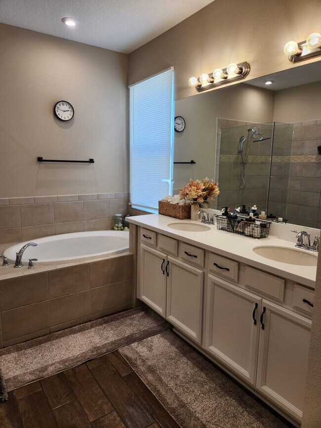 Building Photo - 6331 Laurelcrest Gln