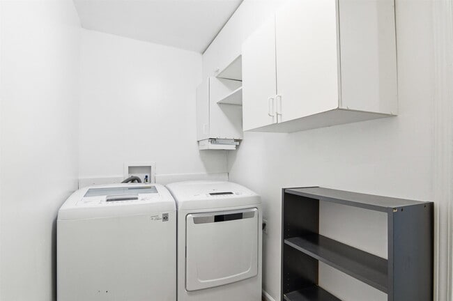 Building Photo - 3084 Village Cir