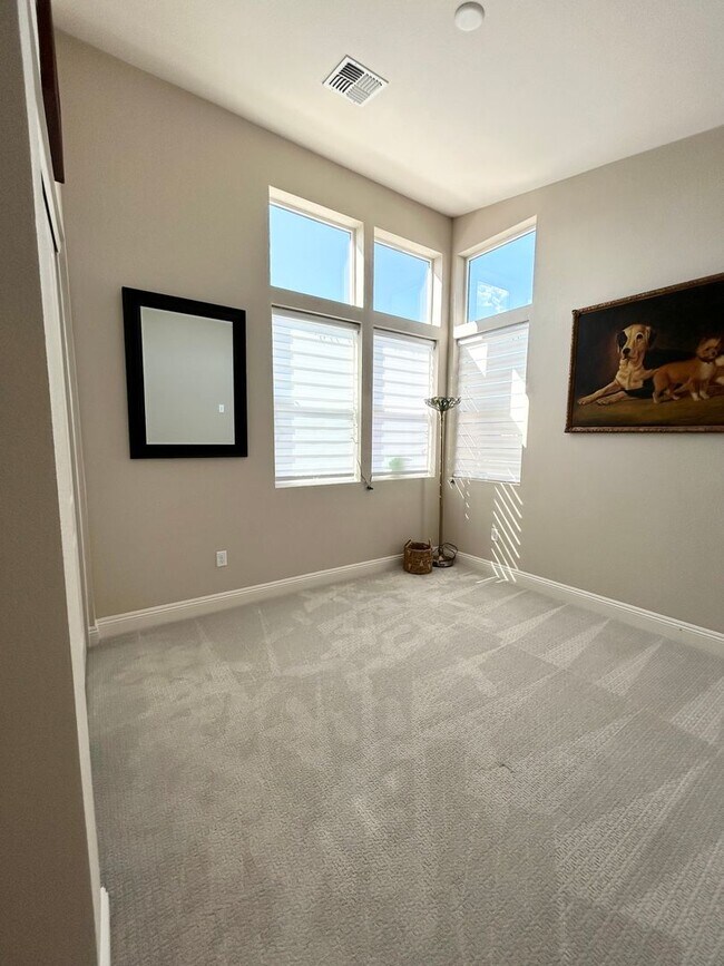 Building Photo - Luxury 55+ Executive Home- Fully Furnished