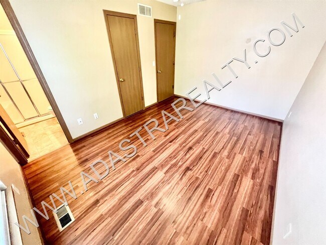 Building Photo - Spacious Gardner Duplex-Available NOW!!