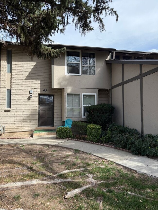 Building Photo - Rare find! Pristine townhome near Trax!