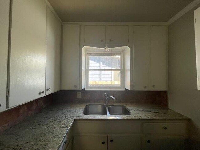 Building Photo - 1105 Fisher St