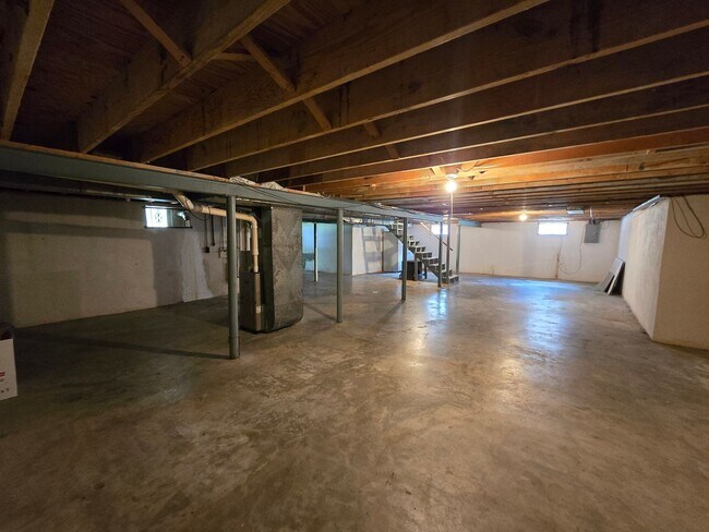 Building Photo - Brick Ranch in the heart of Jeffersontown! Featuring hardwood styled floors, 3 Bedrooms, 1.5 Bath...