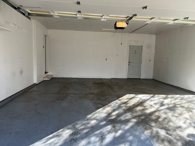 Building Photo - 3 Bed/2 Bath West Side Home!