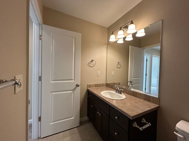 Building Photo - Gorgeous 4 Bed, 2.5 Bath Tuscany Home!