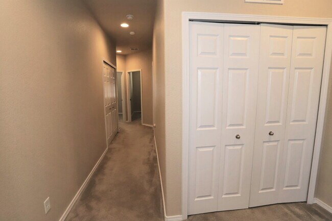 Building Photo - Your Dream Townhome Awaits — Comfort, Styl...