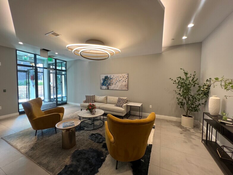 Building Photo - 8 Central St