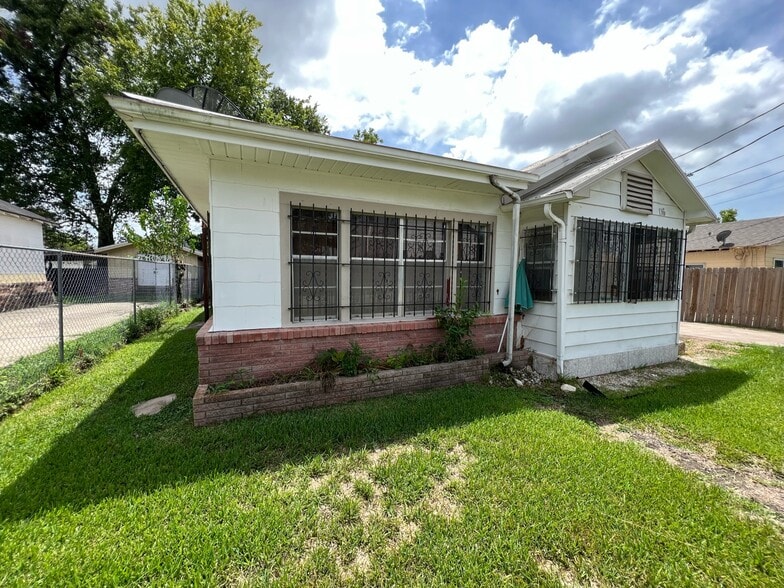 Front and side yards - 116 Frawley St