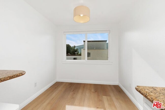Building Photo - 1550 Palisades Dr