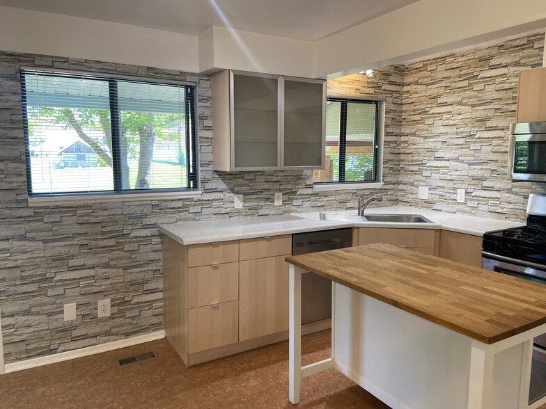 Building Photo - 401 E Maxwell Ln