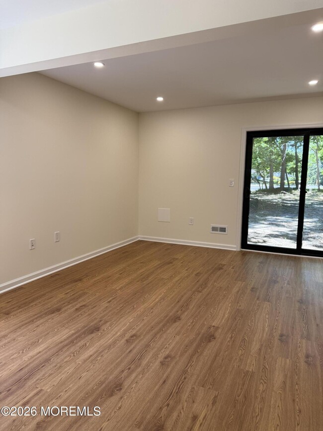 Building Photo - 5 Canary Cir