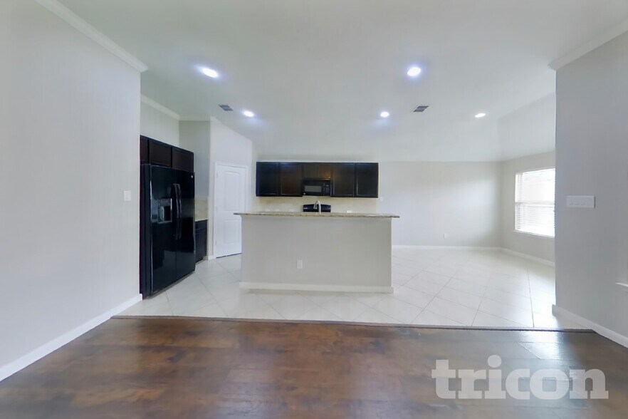 Building Photo - 508 Crazy Horse Dr