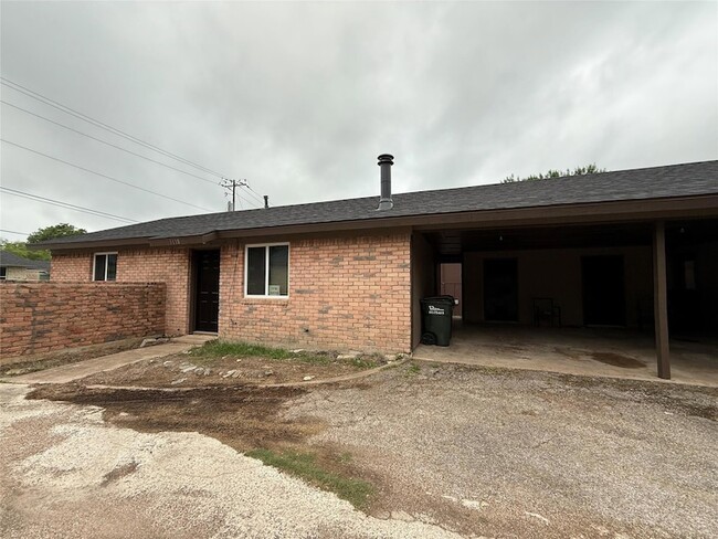 Building Photo - 1118 Hazelton St