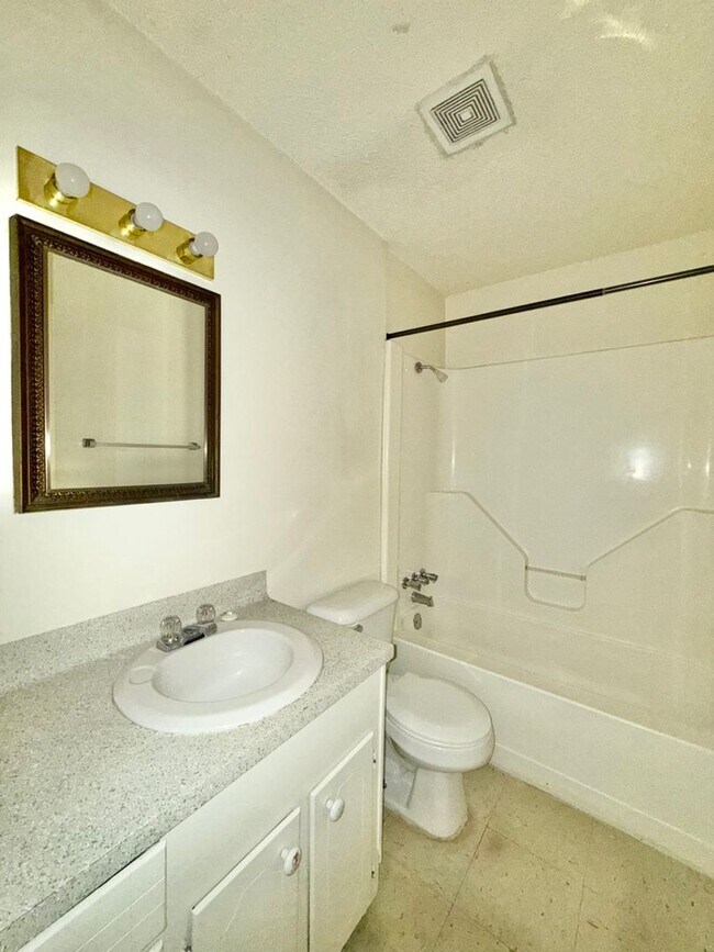 Building Photo - Available! 2 Bedroom 1 Bath Close to Everything! Longview, TX!