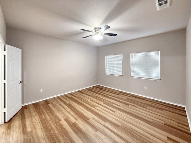 Building Photo - 512 E Hazelwood St