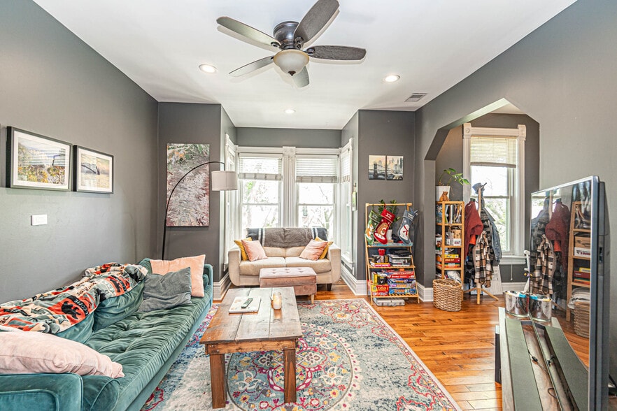 Living room - 2526 N Rockwell St