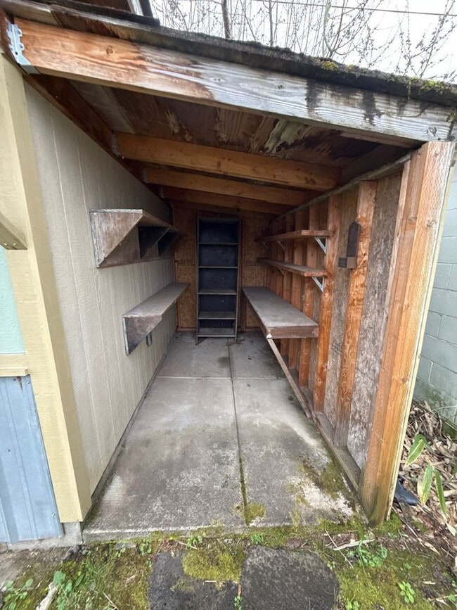 Building Photo - 1070 SW 16th Ave