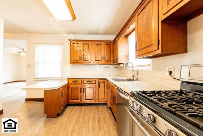 Building Photo - 605 N Camden Dr