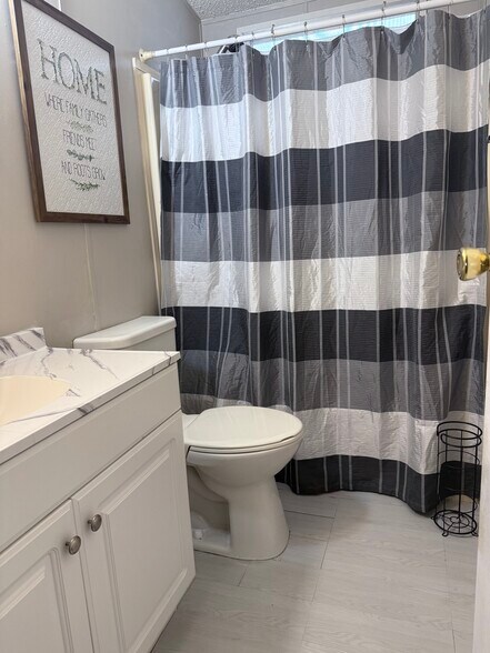 Second bathroom - 16648 Daeza Dr