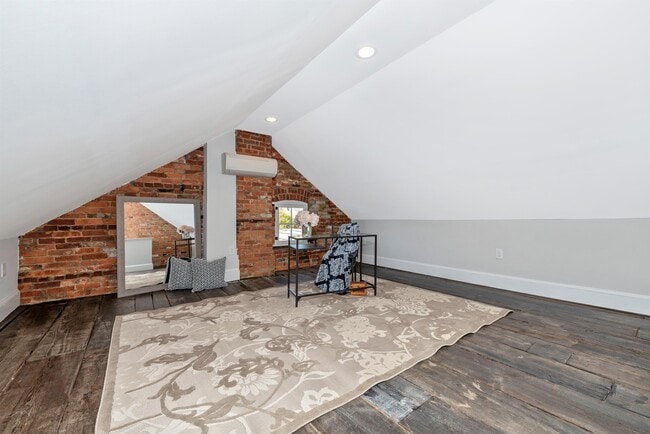 Building Photo - 6 W 4th St