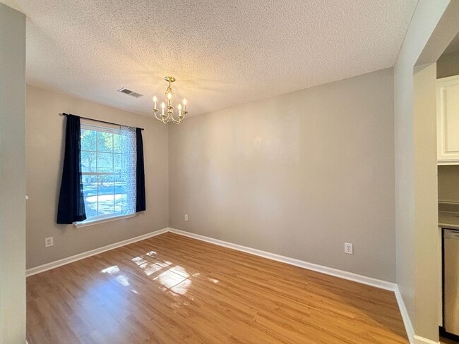 Building Photo - 2 Br 2 Bath Move In Ready!