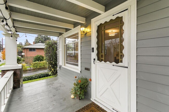 Building Photo - 3 bedroom, 2 bath gorgeous home now available by Mt. Tabor Park in SE Portland!