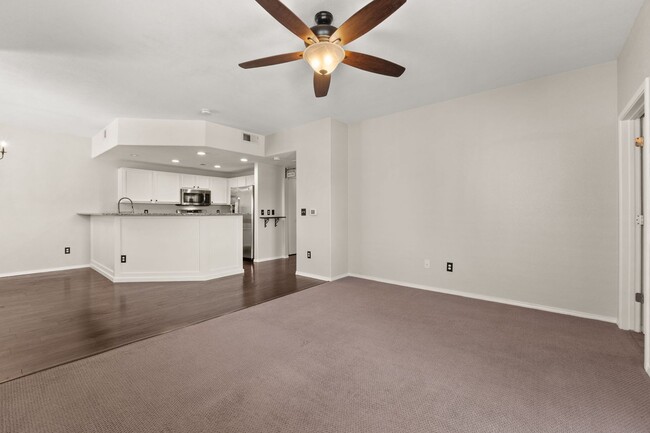 Building Photo - Upscale Condo | 3 Bed / 2 Bath | Garage | ...
