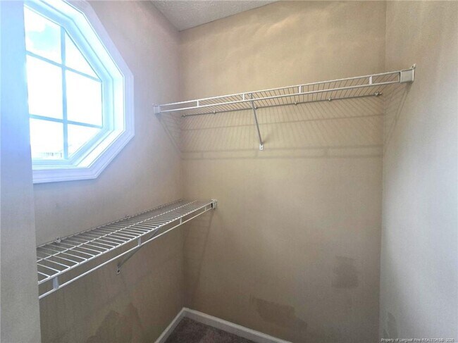 Building Photo - 410 Roundtree Dr