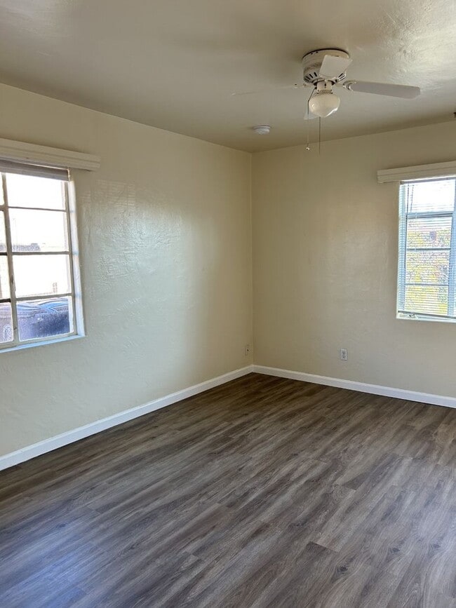 Building Photo - 537 Valencia Dr SE