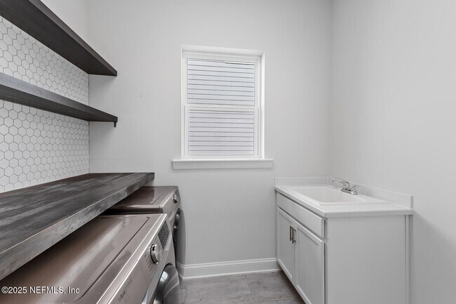 Building Photo - 264 Pine Haven Dr