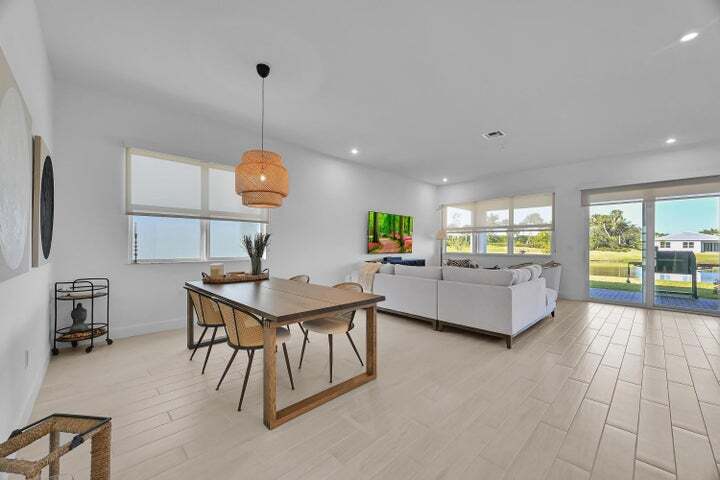 Building Photo - 14185 SW Daphne St