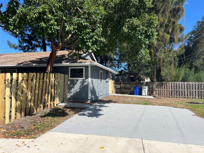 Building Photo - 500 NE 34th St