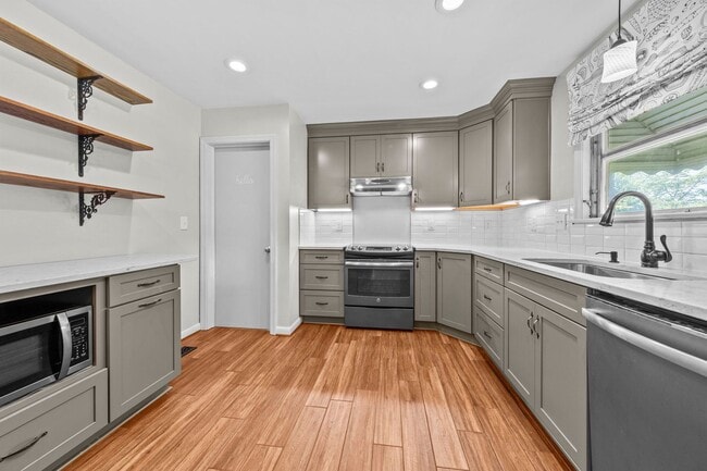 Building Photo - 3 Bedroom, Meticulously Maintained Updated...