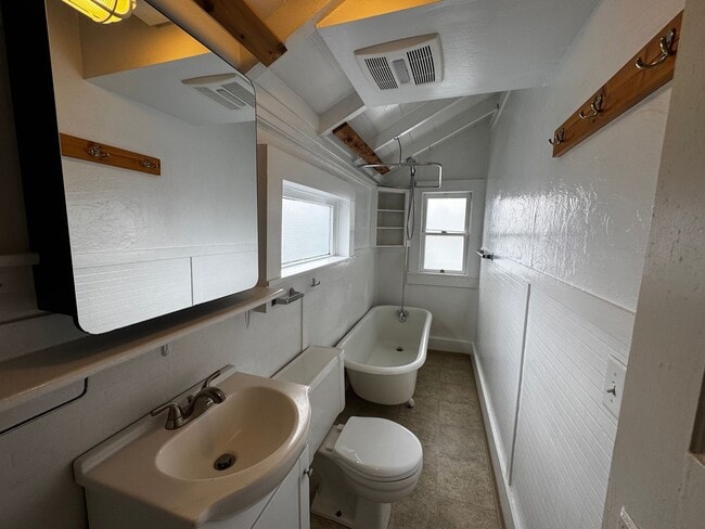 Building Photo - 1 Bed 1 Bath Home Located in Eureka!