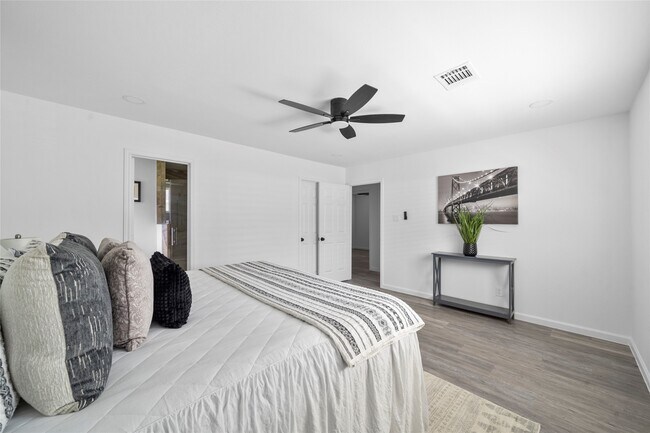 Building Photo - 5943 Greenmont Dr