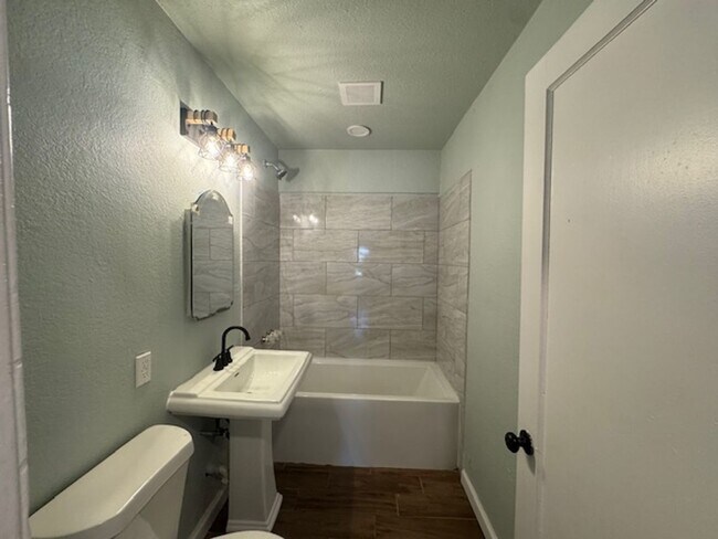 Building Photo - Nicely Remodeled Southside San Antonio Hom...