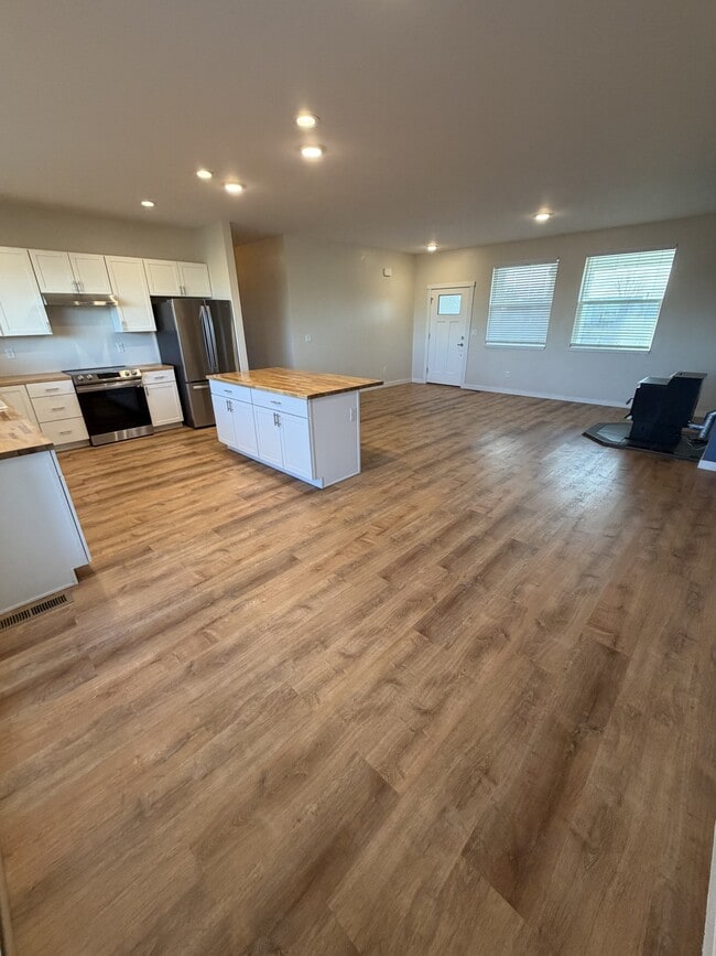 Building Photo - 4280 NE Alexander Way