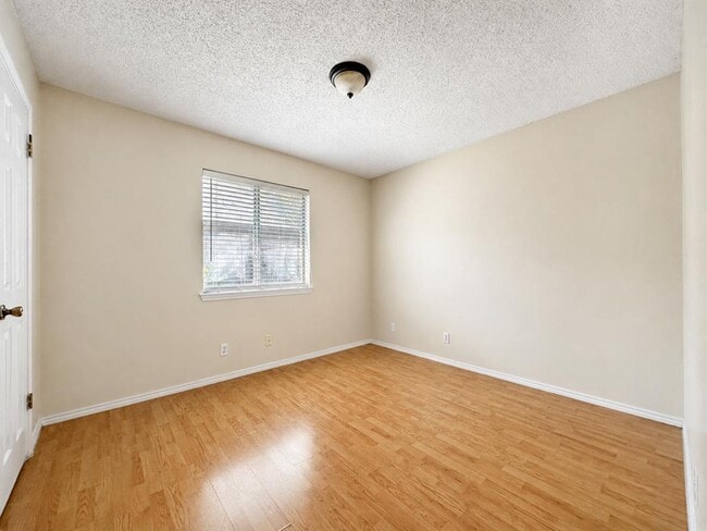 Building Photo - 1903 Balsam Way