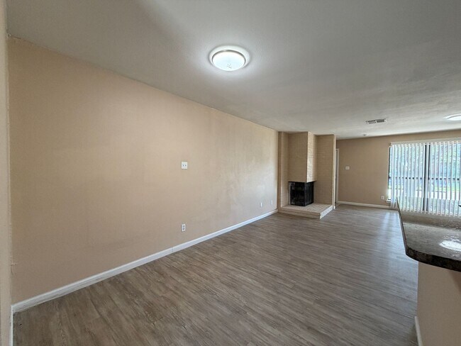Building Photo - South Side Two Story Townhome!!