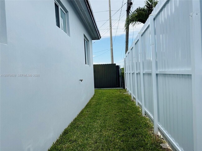 Building Photo - 1221 SW 76th Ct