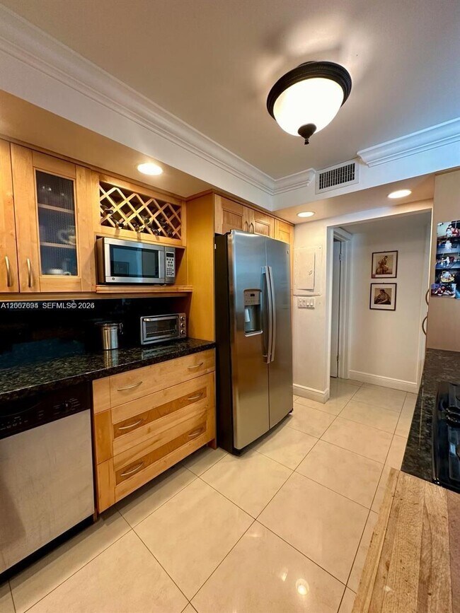 Building Photo - 2655 Collins Ave