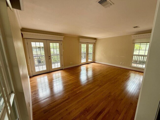 Building Photo - 201 Vanderpool Ln