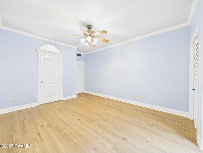 Building Photo - 523 Esplanade Dr