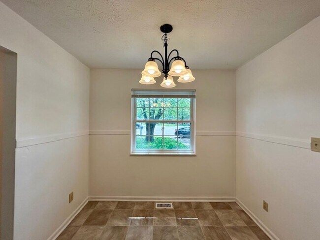 Building Photo - Charming 3-Bedroom Ranch on Quiet Cul-de-S...