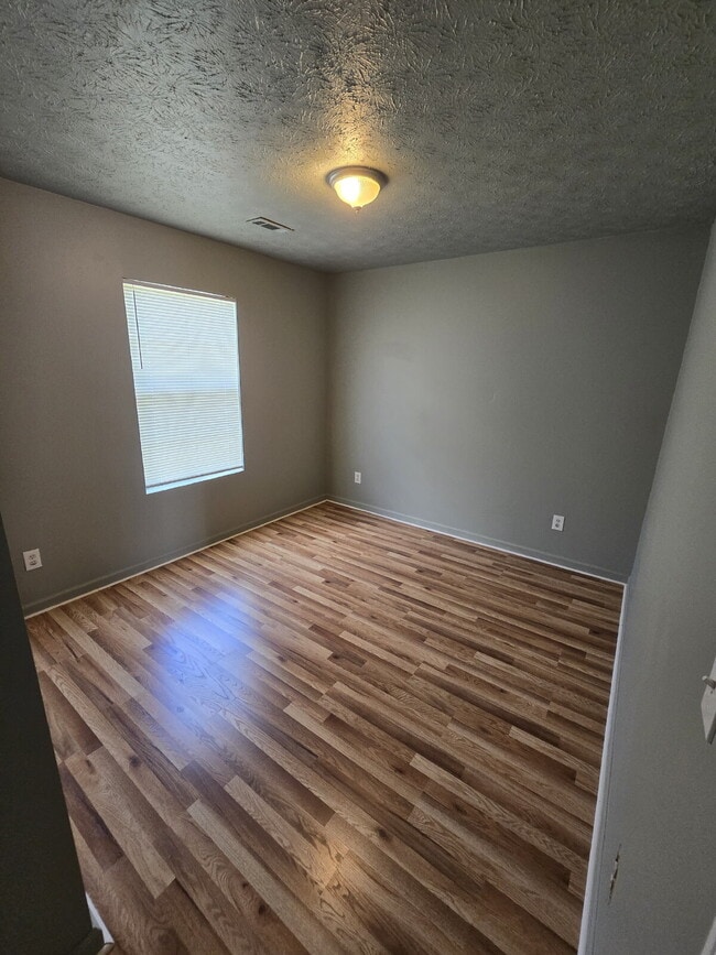 Building Photo - "Charming 4-Bed, 3-Bath Home with 1,500 Sq...