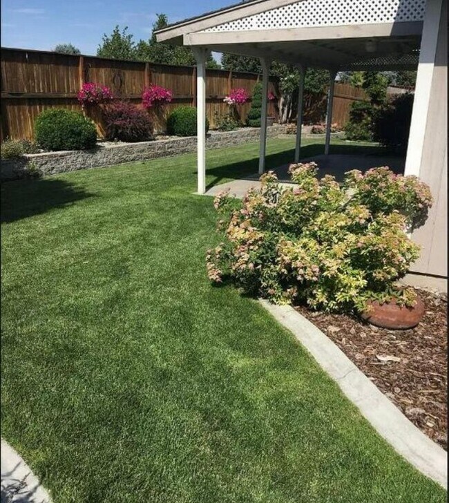 Building Photo - Stunning 3 Bedroom in West Pasco with RV P...