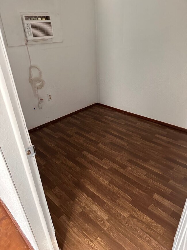 Building Photo - GREAT LOCATION! 2-Bedroom/ 1-Bath