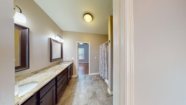 Building Photo - Beautiful county home, ranch with extra bu...